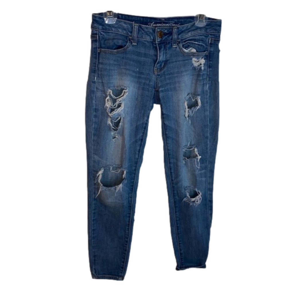 Super cute vintage medium wash american eagle ripped skinny jeans.